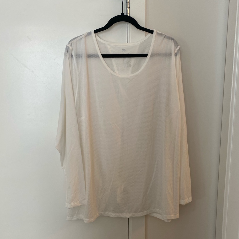 Women’s plus size long sleeve open back t-shirt